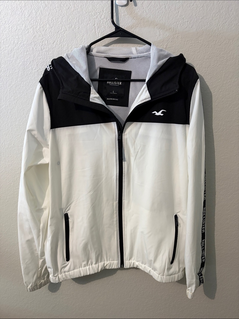Men’s Hollister Black & White Hooded Epic Flex Windbreaker Jacket Size Large